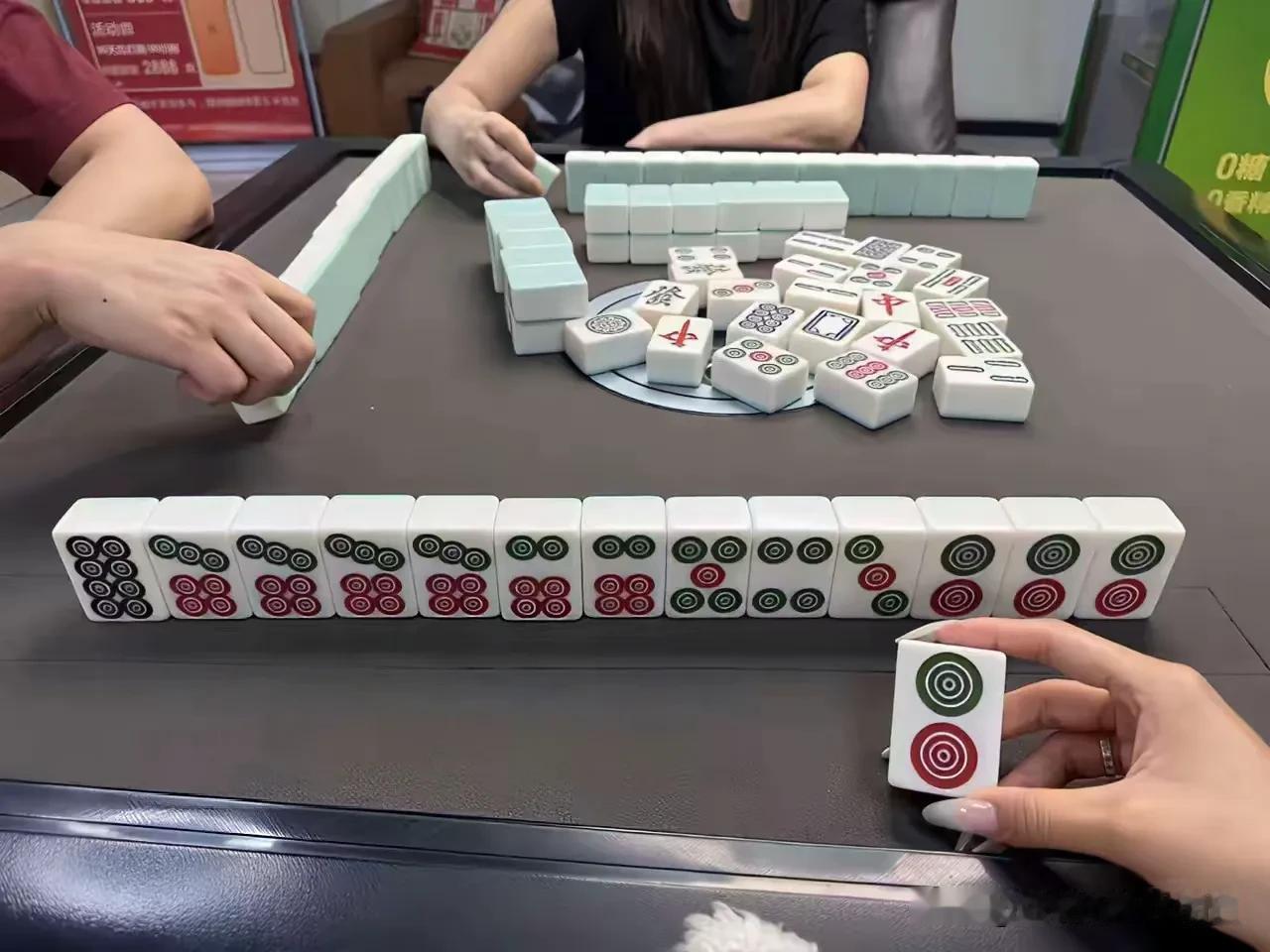 一不小心抓了一张二筒，瞬间给整得不会了，能直接胡牌吗？如果不能，又该怎么打？