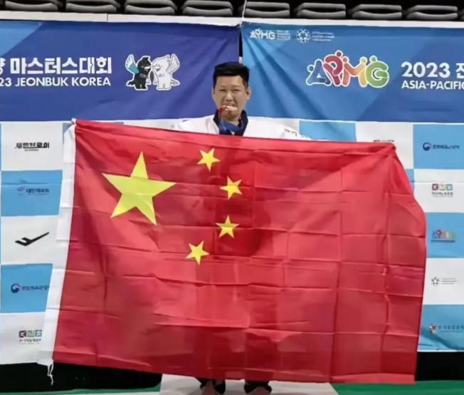 “我堂堂正正回归祖国，何错之有？25年，台湾举五星红旗领奖的跆拳道选手李东宪，被