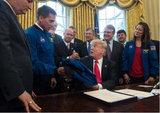 特朗普下令，真正的较量开始，美国选好主战场，要与中国一决高下
 
“把旗子重新插