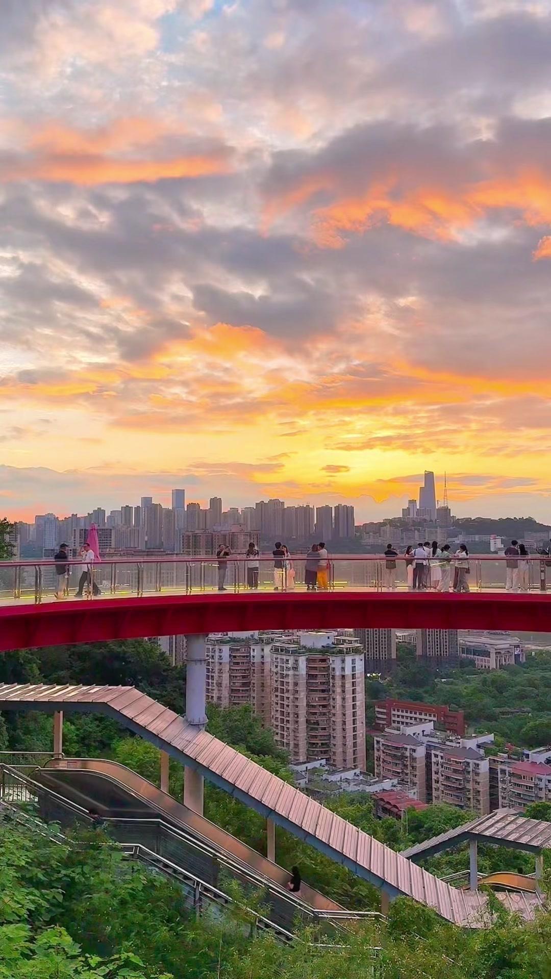 在铜元之光观景台看夕阳，真的美到窒息。天空被染成温暖的橘粉色，云彩都裹着金边，随