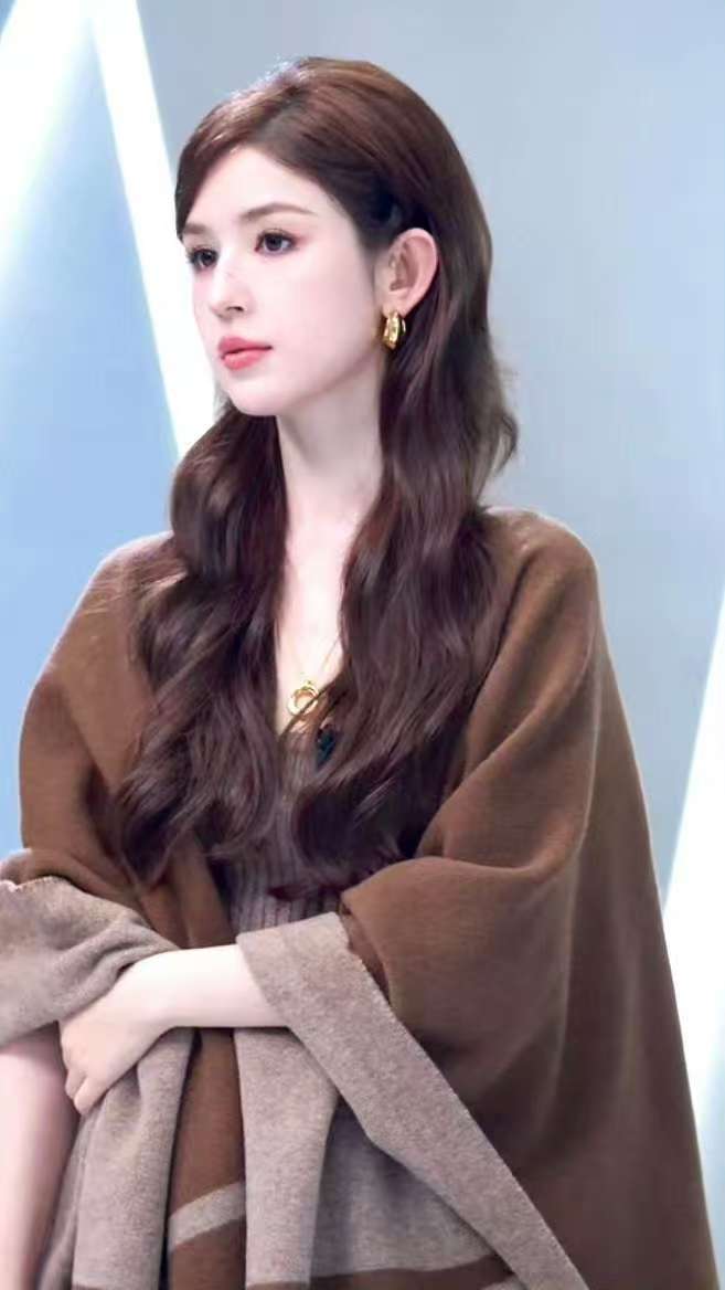 哈妮克孜秋日穿搭哈妮克孜穿搭不基础美貌更不基础哈妮克孜穿搭不基础美貌更不基础！ 