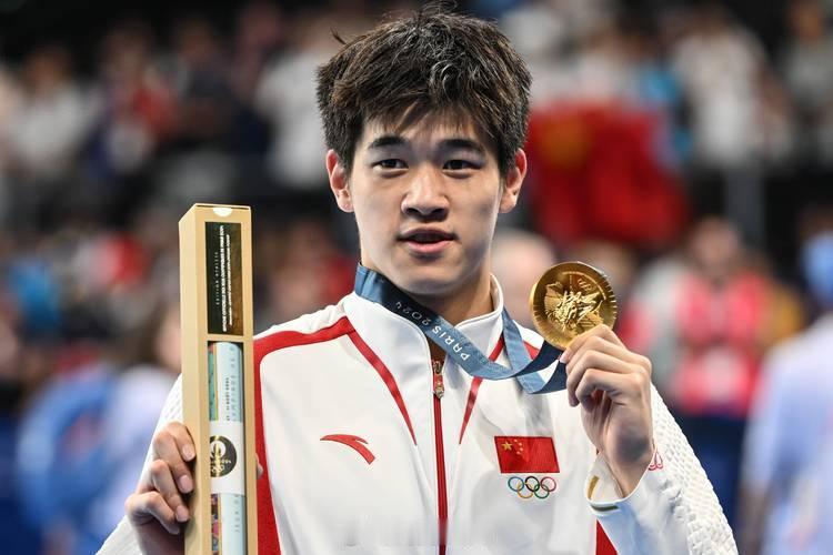 满贯体坛[超话]  潘展乐获年度最佳男子世界纪录   权威游泳杂志《世界游泳》评