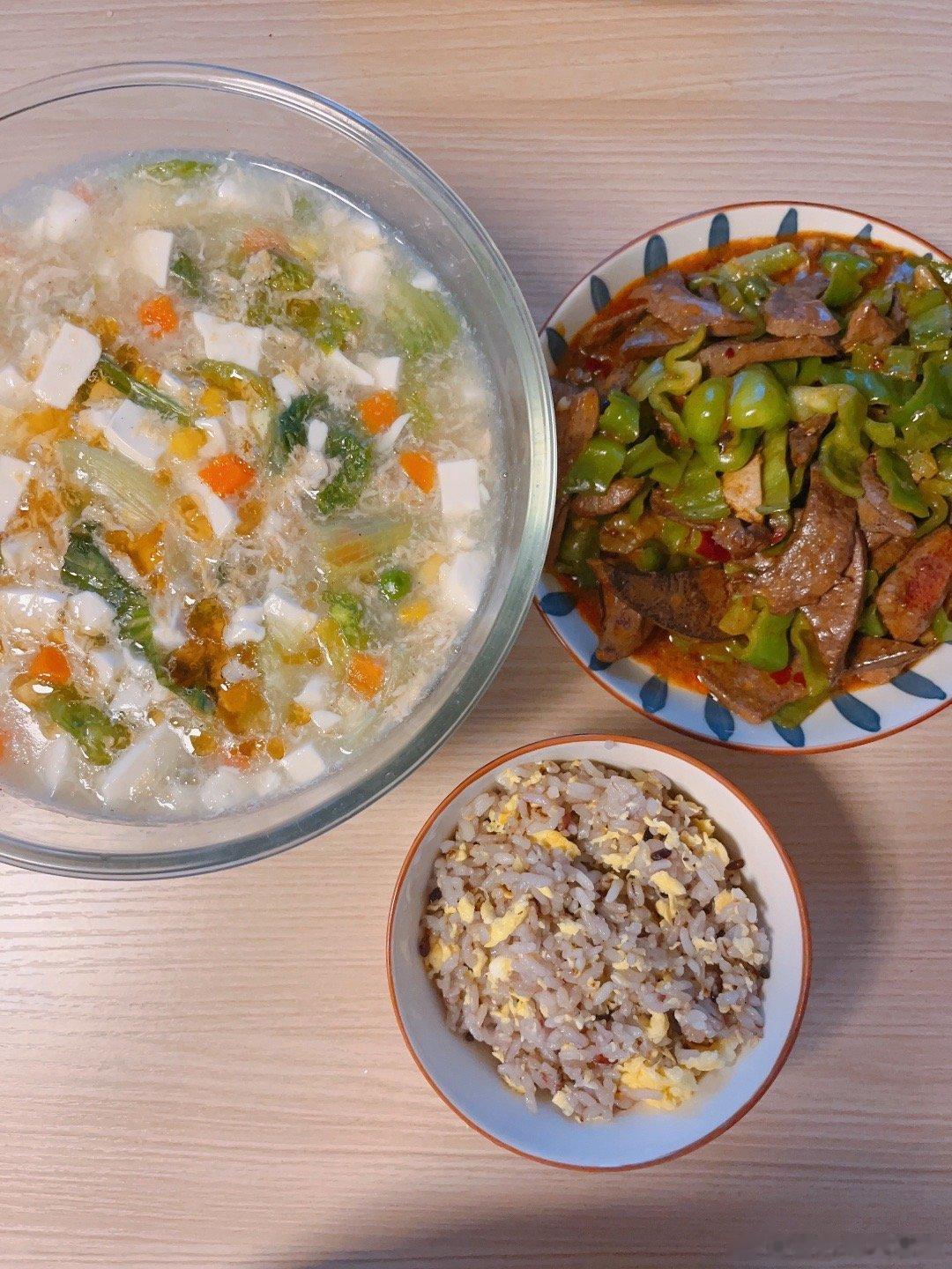 今日晚餐：豆腐羹（嫩豆腐、生菜🥬、鸡蛋、胡萝卜丁、豌豆）+爆炒猪肝+蛋炒杂粮饭