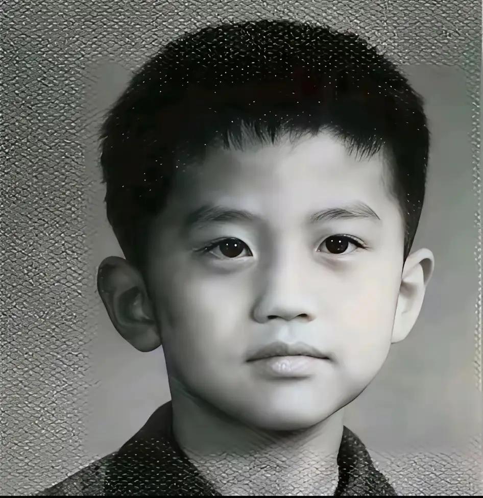 猜猜这位大明星是谁呢？

这张陈旧的黑白童年照里，藏着一位家喻户晓的艺人。他在综