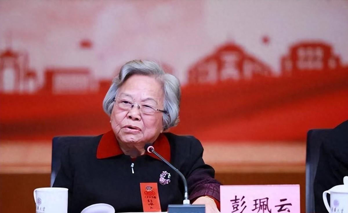 彭珮云为国家发展做出的四项重要贡献，件件关乎民生和国计发展大局！
1949年秋，