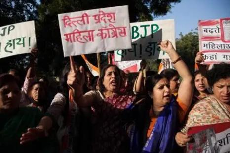 2004年，印度一个案子震惊全球。法庭上，众目睽睽下，一群女人割下一男子的生殖器