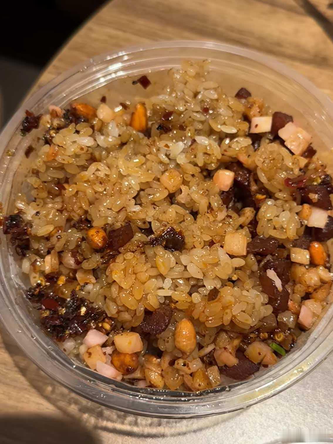 今早跑六广门排十几分钟队买网红糯米饭，拿到手一品，脆哨、香肠、花生、油辣子堆得满