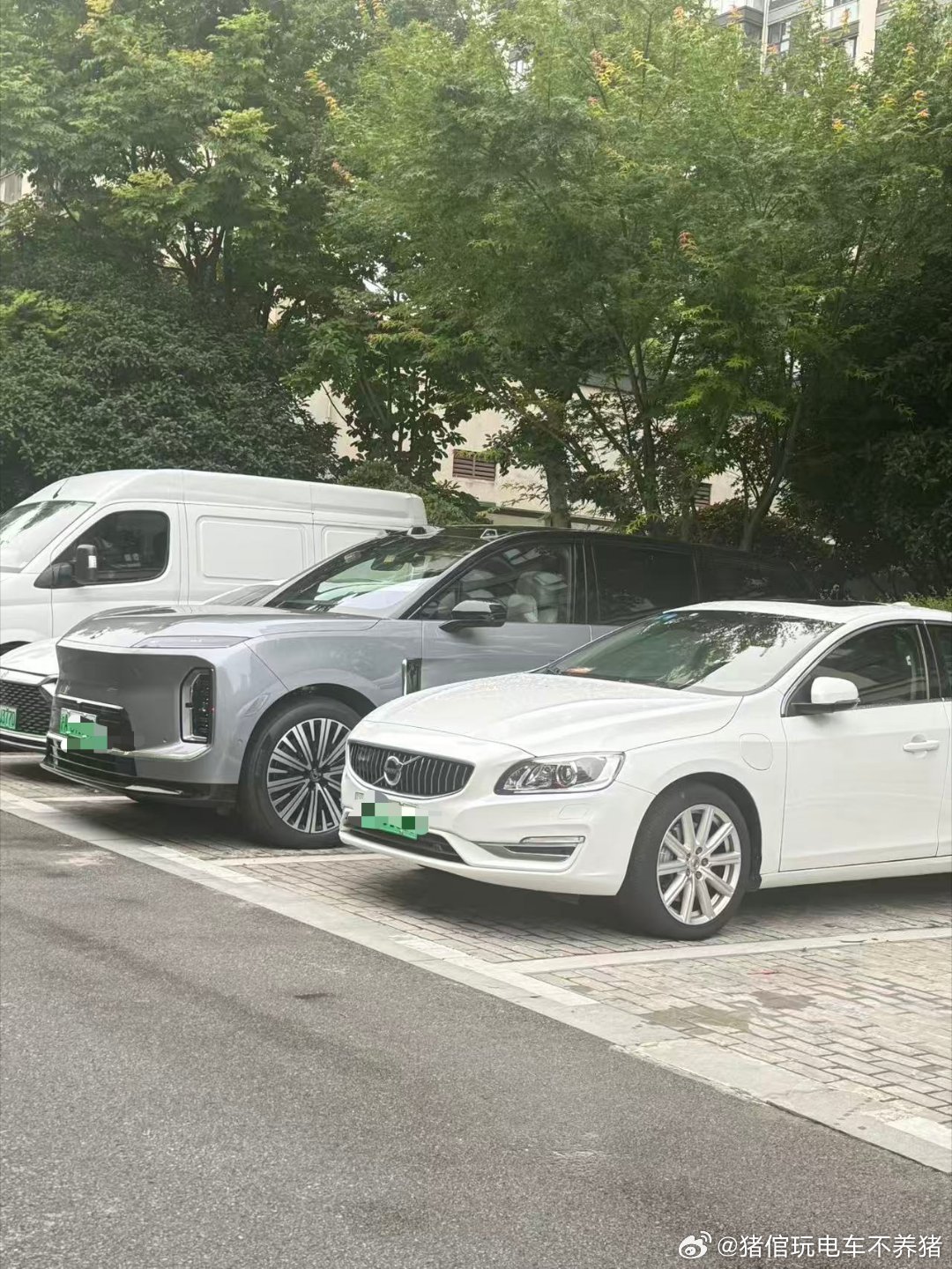小区新添置了一辆ES9，真大ES9的交付速度非常快，很快就会一万辆了蔚来es9大
