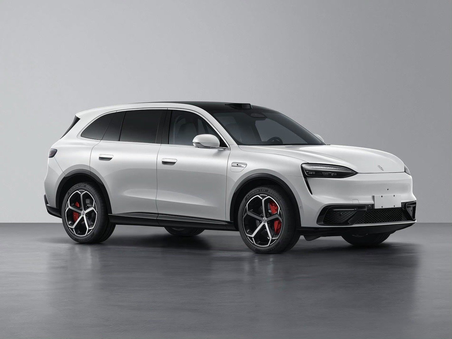 1️⃣ 极氪8X黑武士版，国产设计对于ET值和视觉重心比例的把握越来越稳，也得益