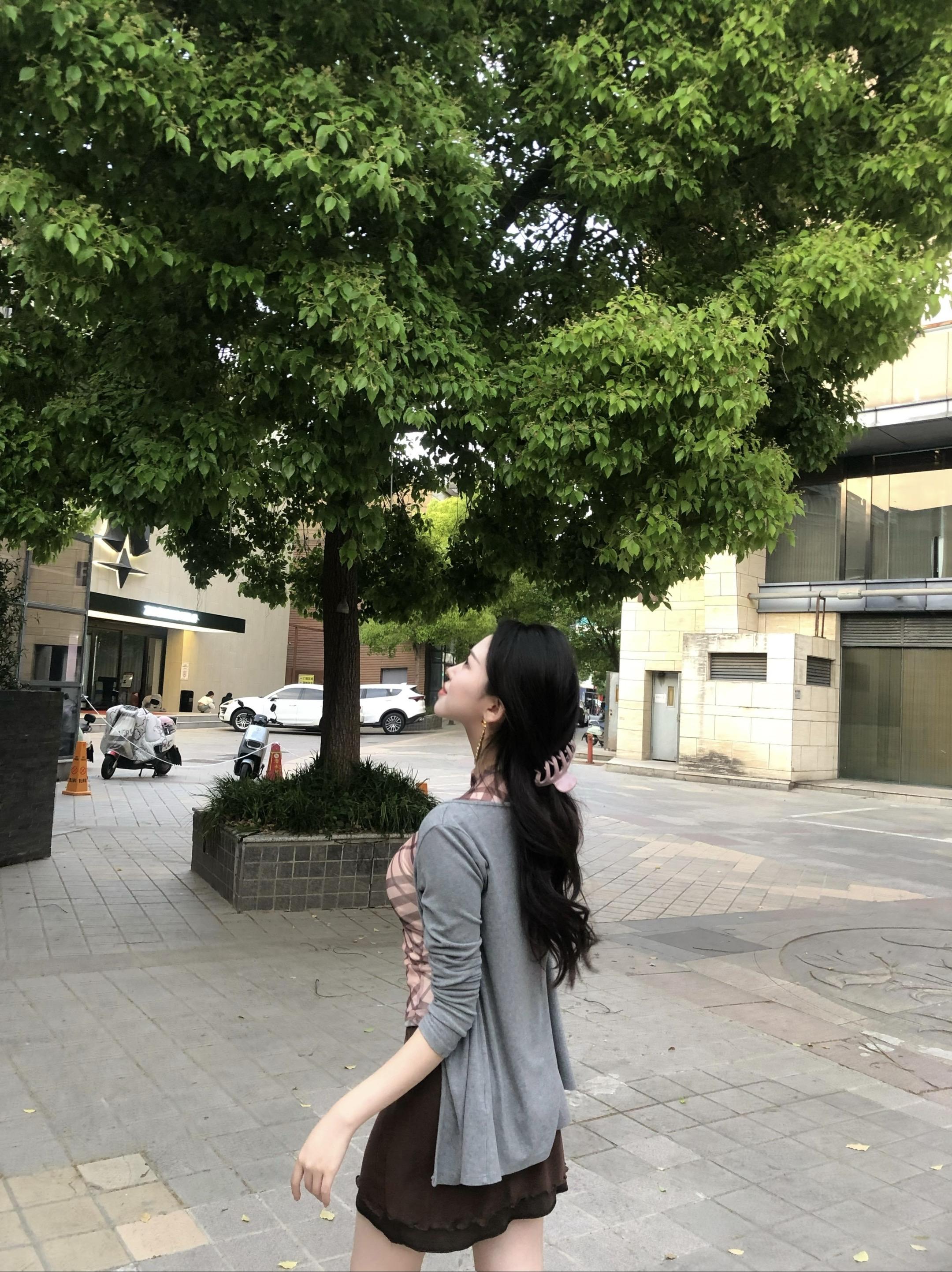 我在月光下许过情真，问你爱我到底有几分