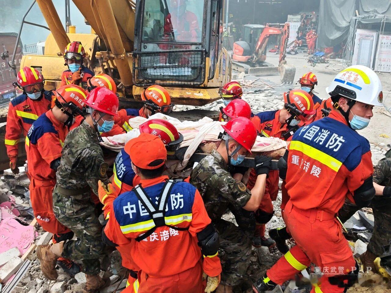 重庆彭水山体崩塌武警官兵紧急驰援重庆彭水突发山体崩塌，部分房屋受损，群众被困。武