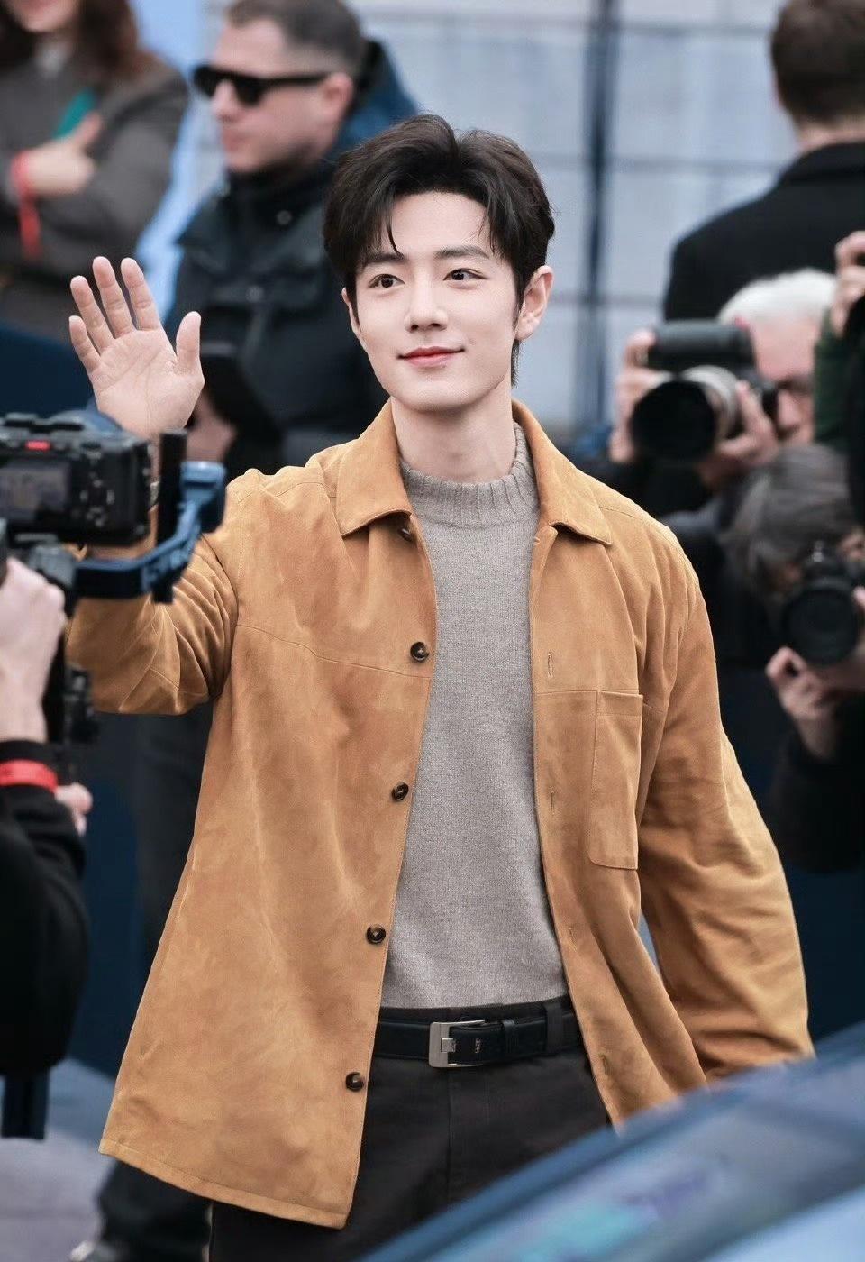 顺产头 
战战在国外多呆几天，
回来就看不到了[马思纯的微笑]

@肖战 肖战米