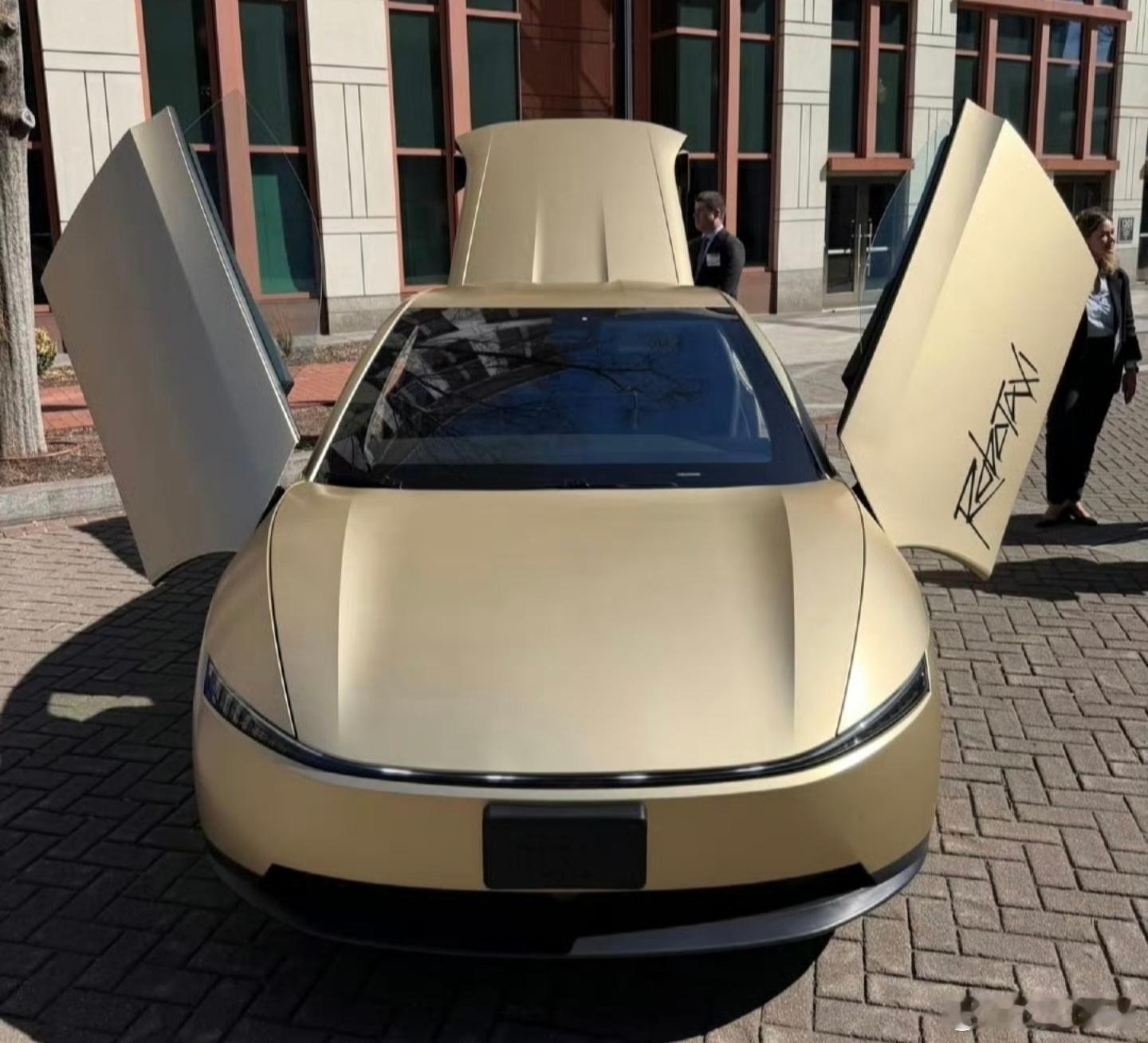 现在的汽车可以分为三种：经典收藏，当代交通工具和未来试验品。CyberCab显然