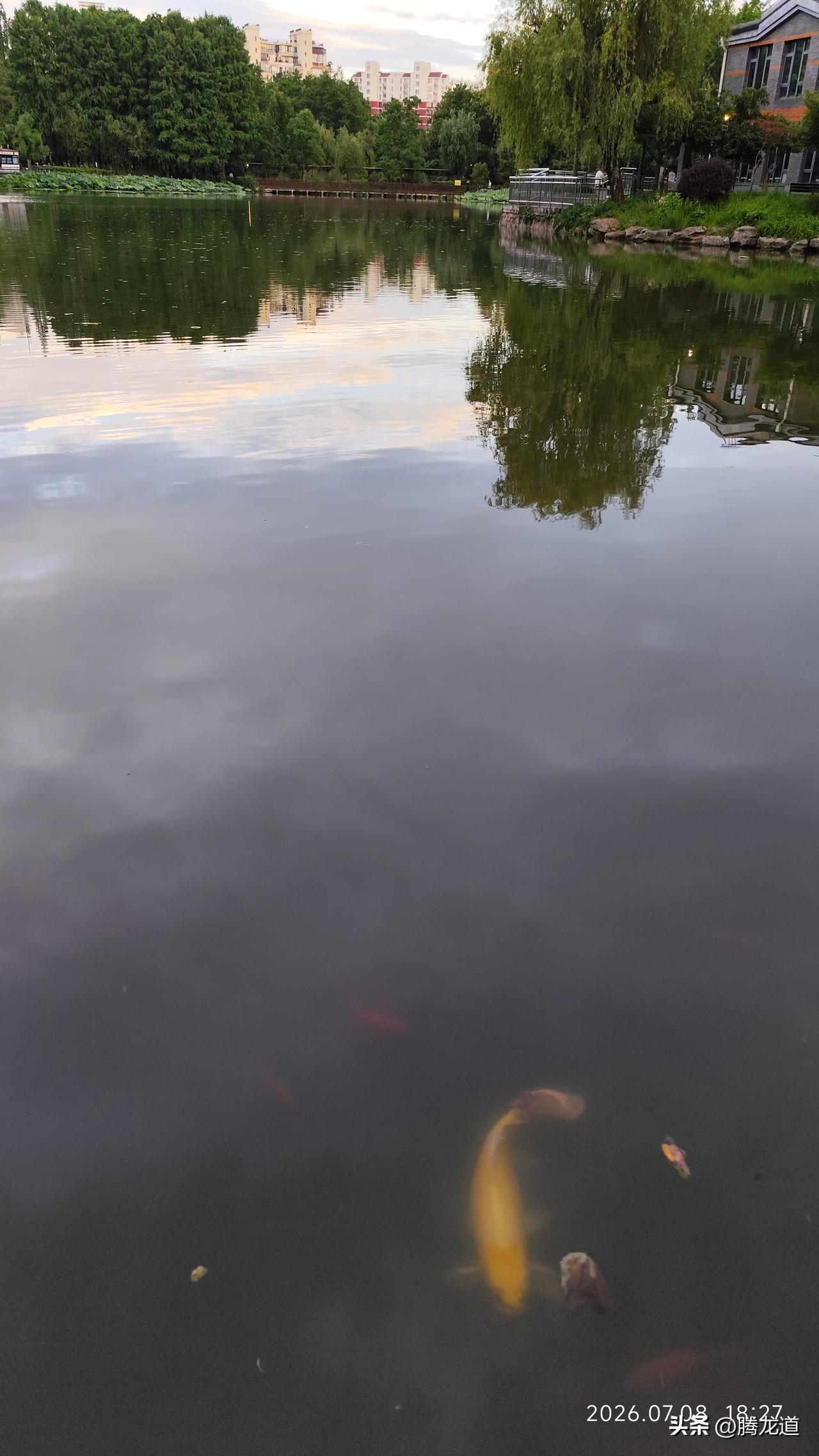下联：万里江河万里云