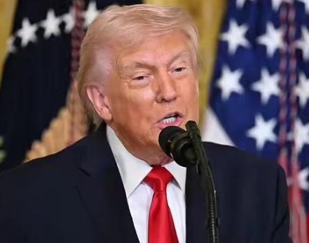 特朗普这次明显是“杀疯”了，直接将枪口指向了美国内部，声称美国的敌人不是别人，而