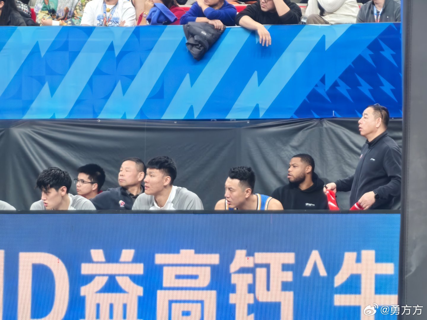 北京男篮vs江苏男篮 下半场斯佩尔曼一直便装坐在后排，不知是不是因为那个脚伤。 