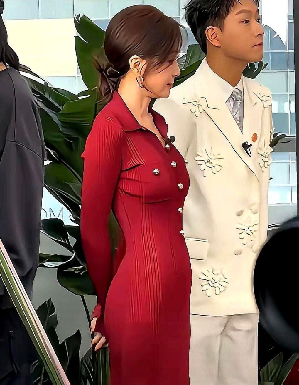 刚在后台，亲耳听见一个一线女演员骂人了。
不是对着镜头，是拧开保温杯的瞬间，对助