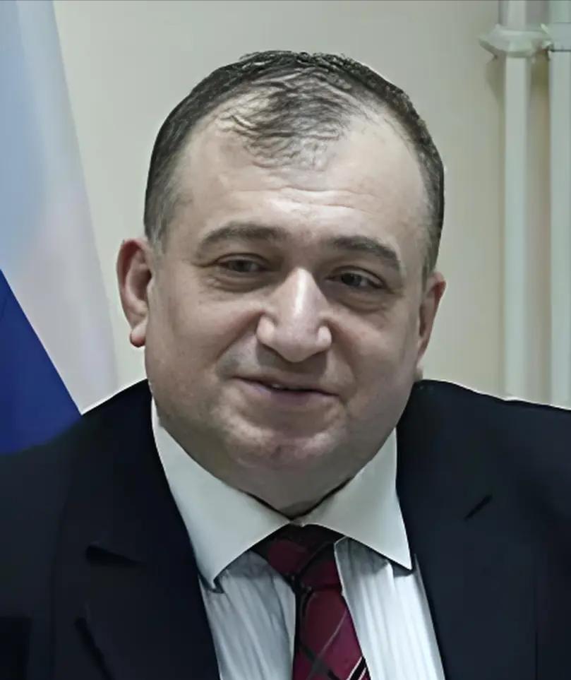 在莫斯科有一家小小的制鞋作坊，作坊的主人是一名看起来和蔼可亲的男子，但所有俄罗斯