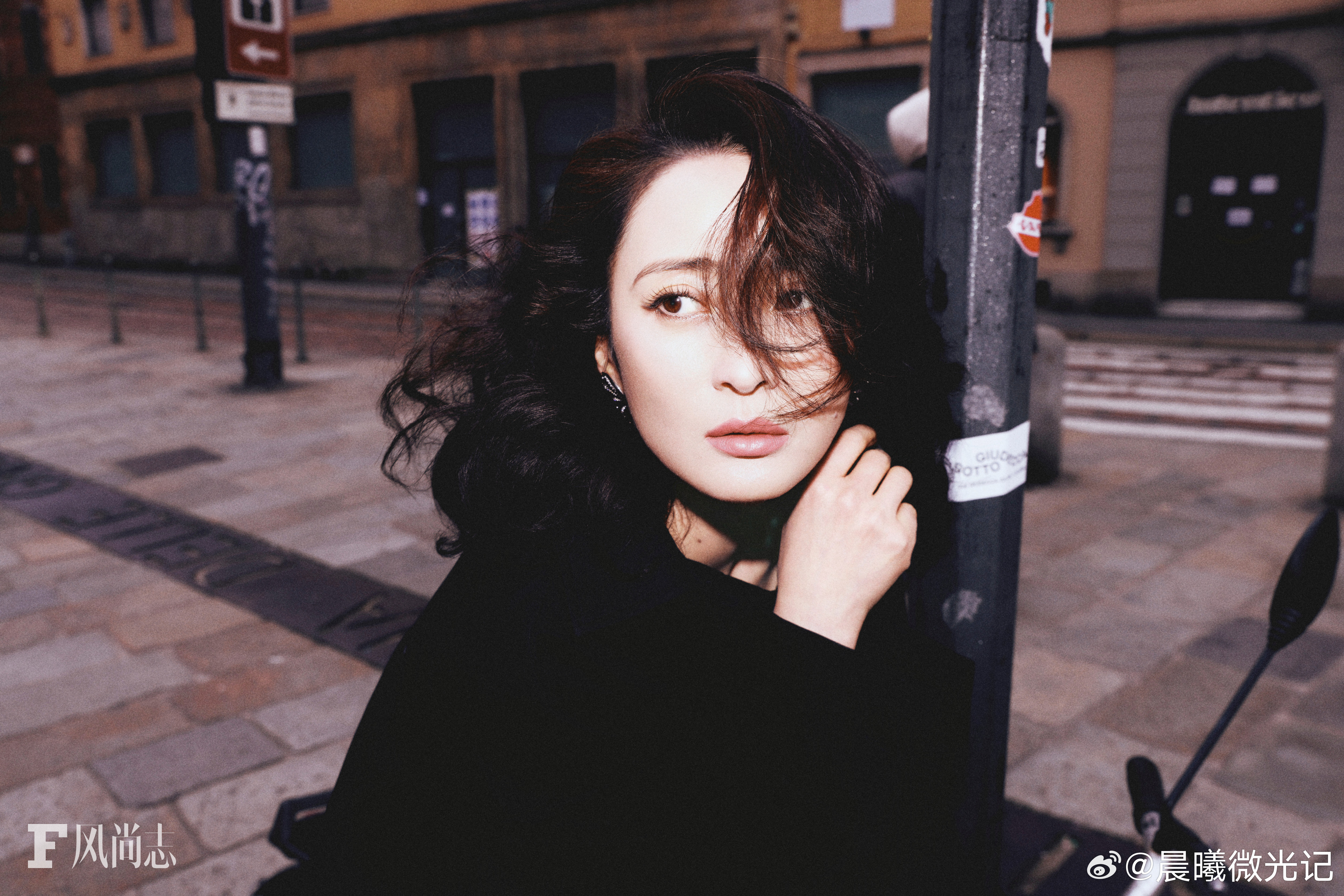 蒋勤勤淡淡的就会顺顺的太仙了，完全就是骨子里的松弛感，对于这样的大片来说也是美爆