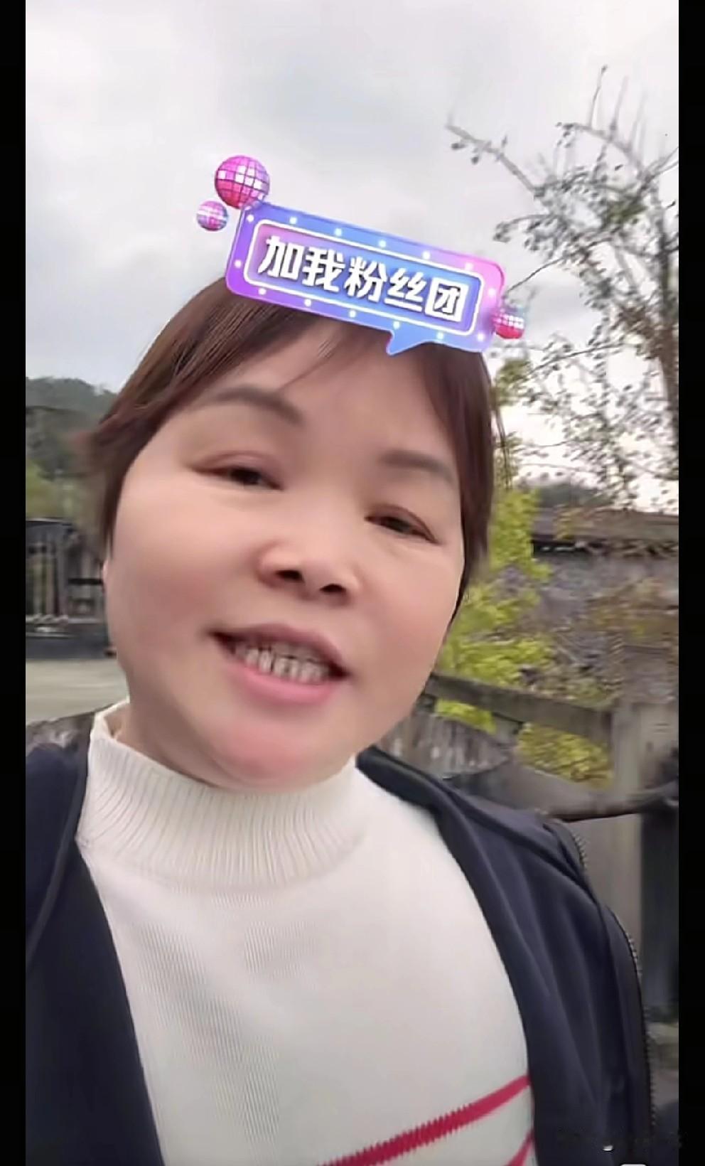 叶锐聪妈妈、大喇叭东姐下午直播怼了一个网友，她说：你懂个球，我就要炫耀。[捂脸]