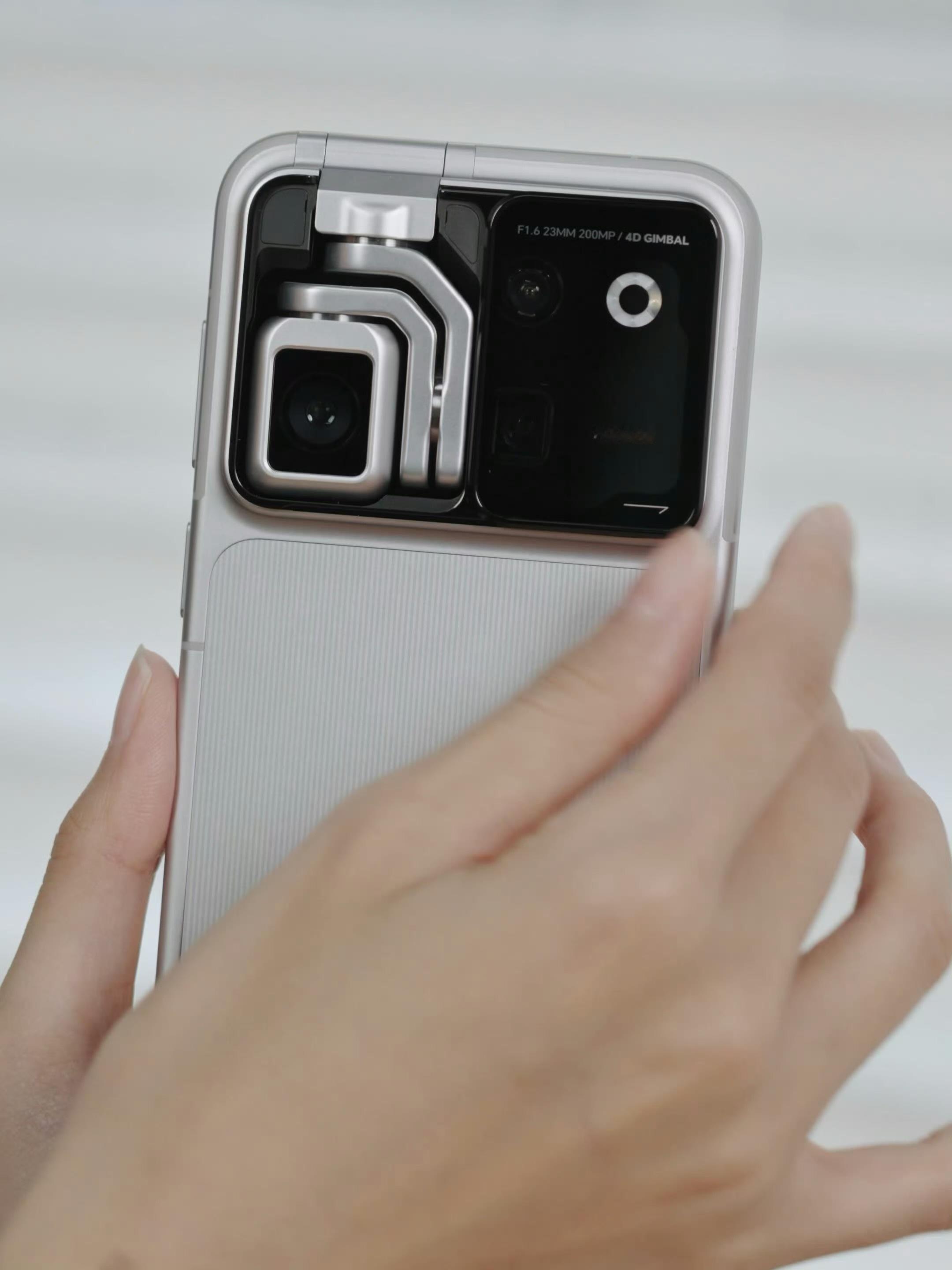 上次看见有粉丝说荣耀Robot Phone云台收缩之后，怕碰撞到镜头啥的，其实他