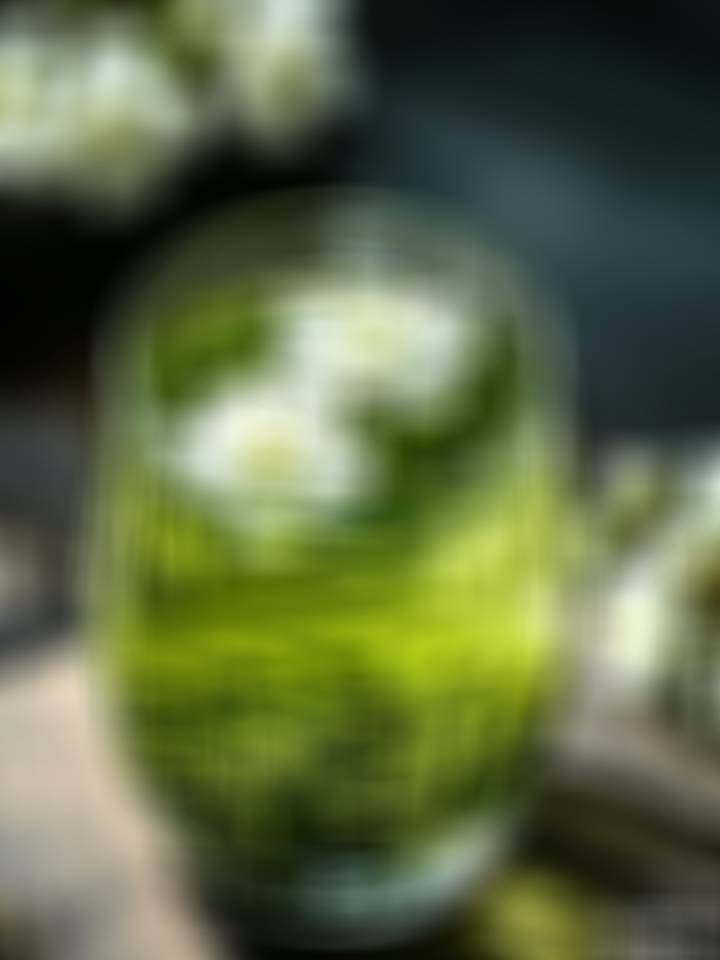 《长日将尽》写给落幕的时代，也写给每一个奔波的普通人。我们终会明白：头衔是别人给