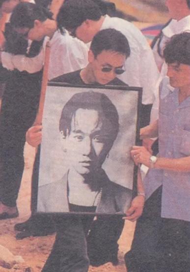 1993年，黄家驹在日本摔伤去世，蔡澜前往为他操办葬礼，记者问蔡澜：“你与黄家驹