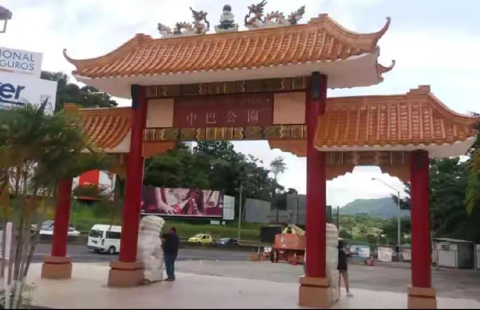 巴拿马女市长拆掉华人纪念碑，总统大怒，又要求原地重建。
这两人的拉扯，折射了中美