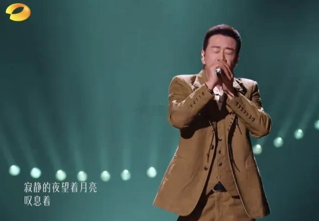 杨坤歌手舞台上一开场就跑调跑到国外去了啊！其实他实力不错的，咋上歌手舞台上，就会