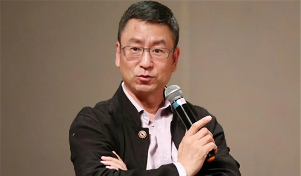 #白岩松谈年轻人被批啃老# 话题来了，为什么“啃老”，还不是老人退休拿的比年轻人