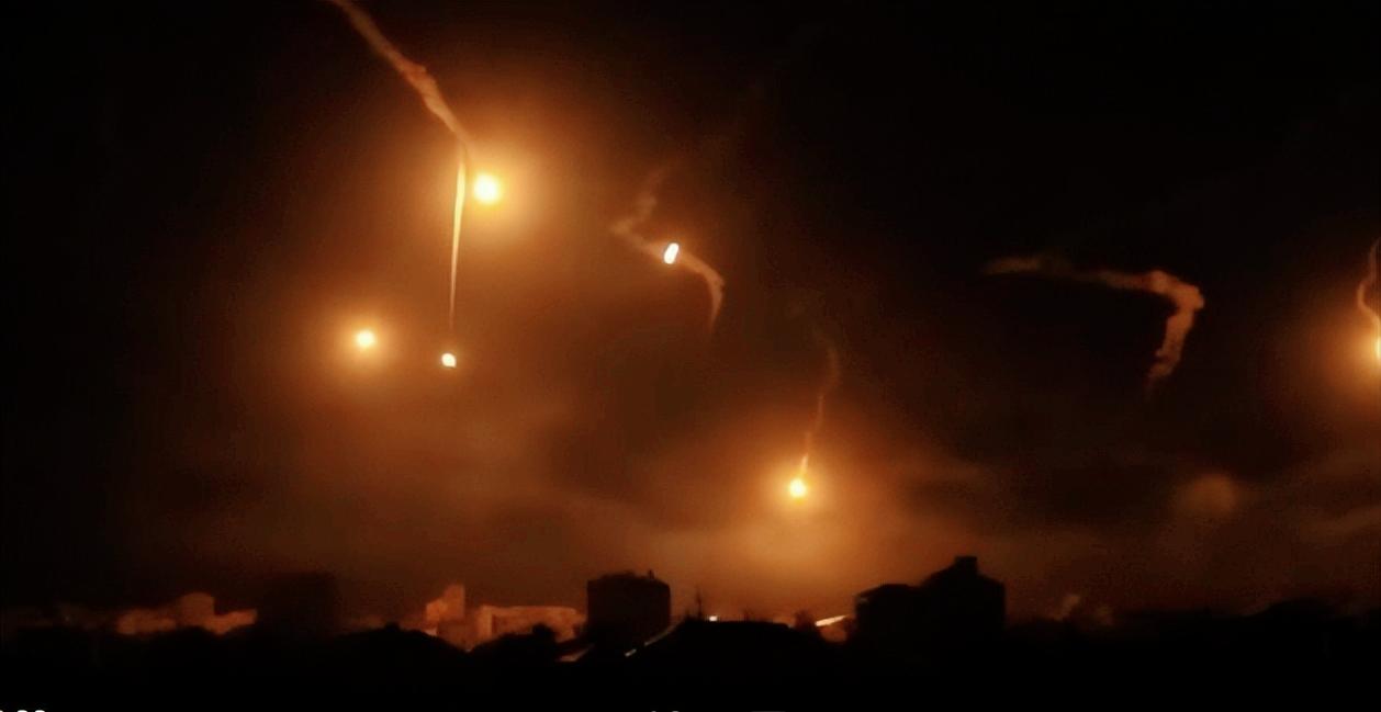 中东这边的局势彻底闹大了，中东一些国家偷偷要求美国去打击伊朗，现在发现伊朗一个劲