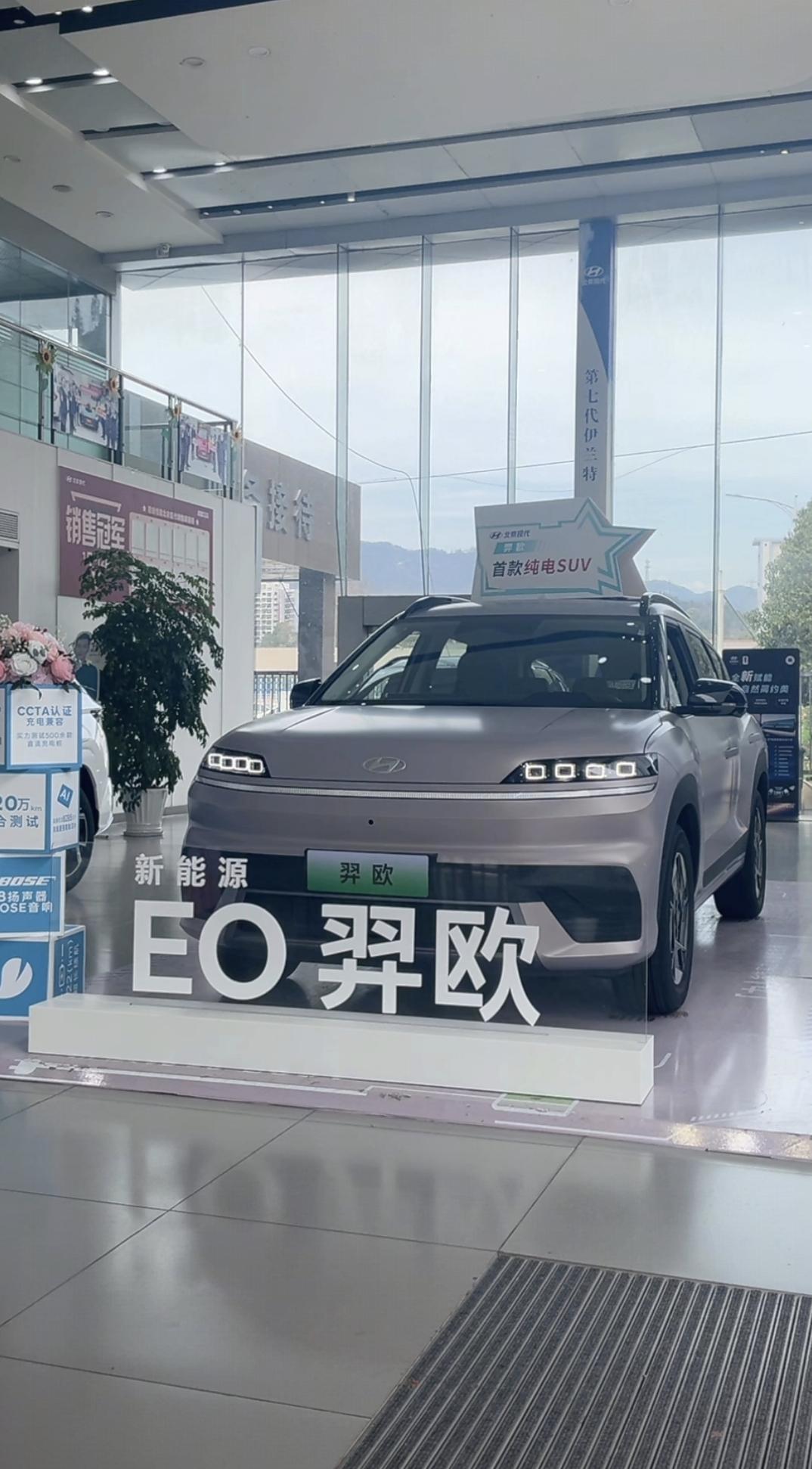 现代汽车的造型设计我一直很喜欢，它的流体雕塑设计让我感觉车子很有运动感。它的第一