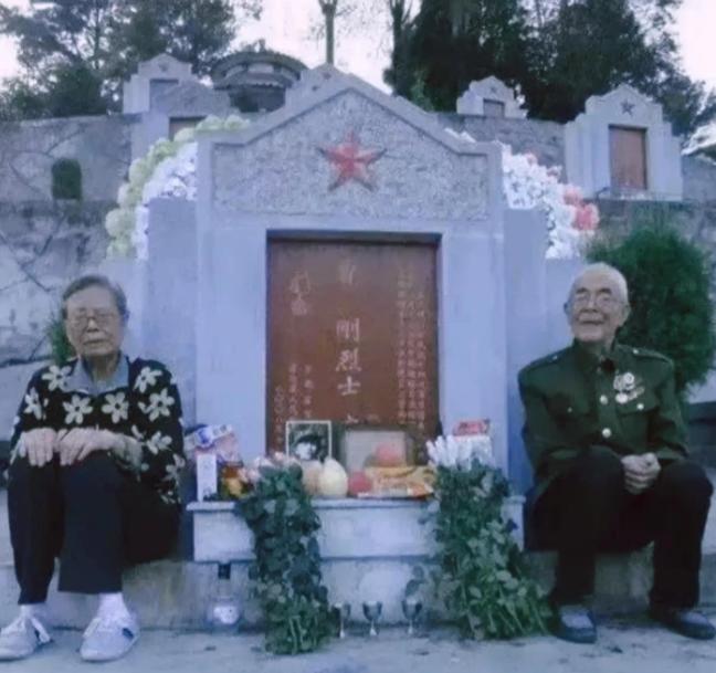 2022年，两位老人自知年迈，就想趁有生之年从千里之外赶到儿子的墓地看看，他们一