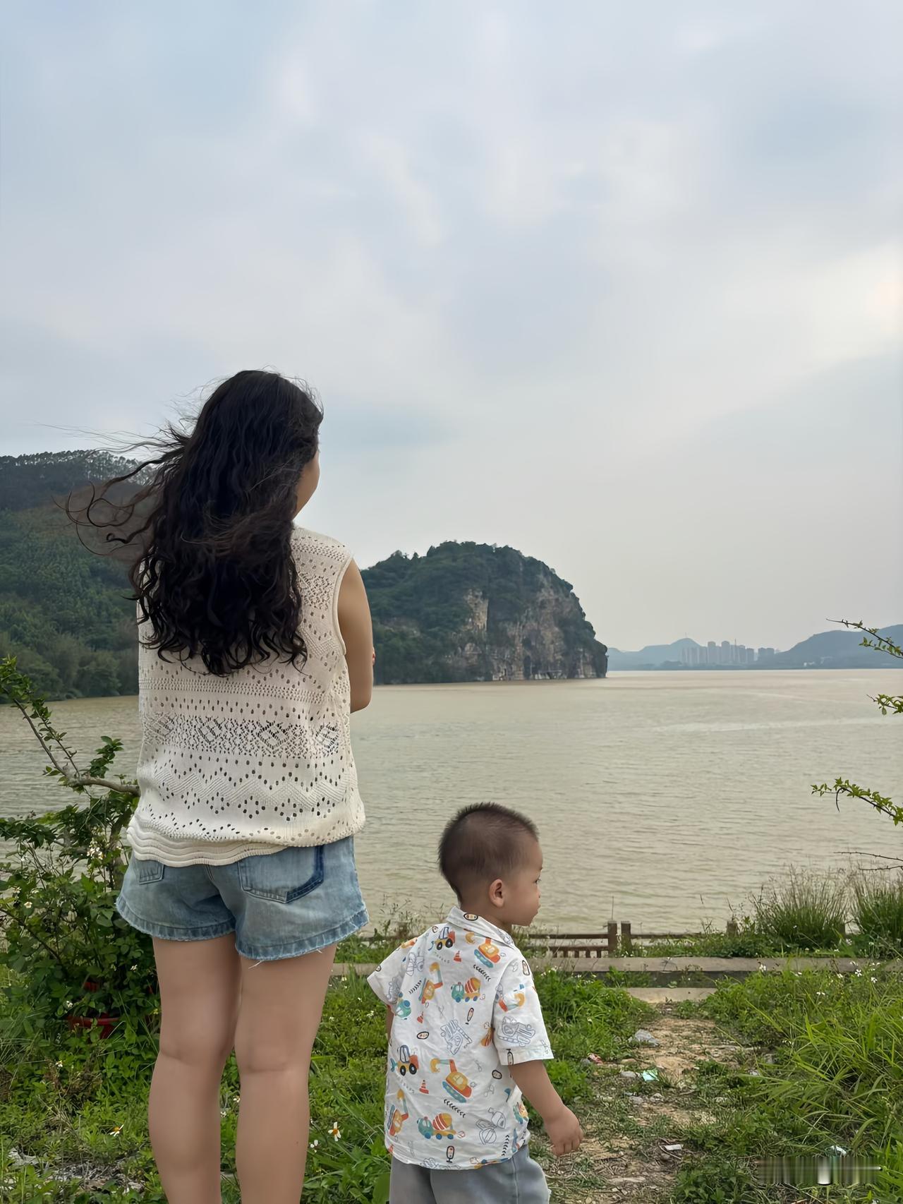 人这一辈子
真心只有一颗
信任只有一次
树叶不是一天变黄的
人心不是一天变凉的