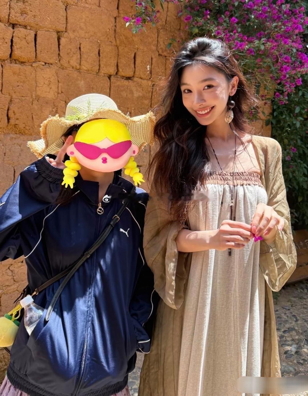 27岁网红易梦玲在云南古镇游玩被偶遇，她现实中真人太美了，脸很小，五官精致，而且