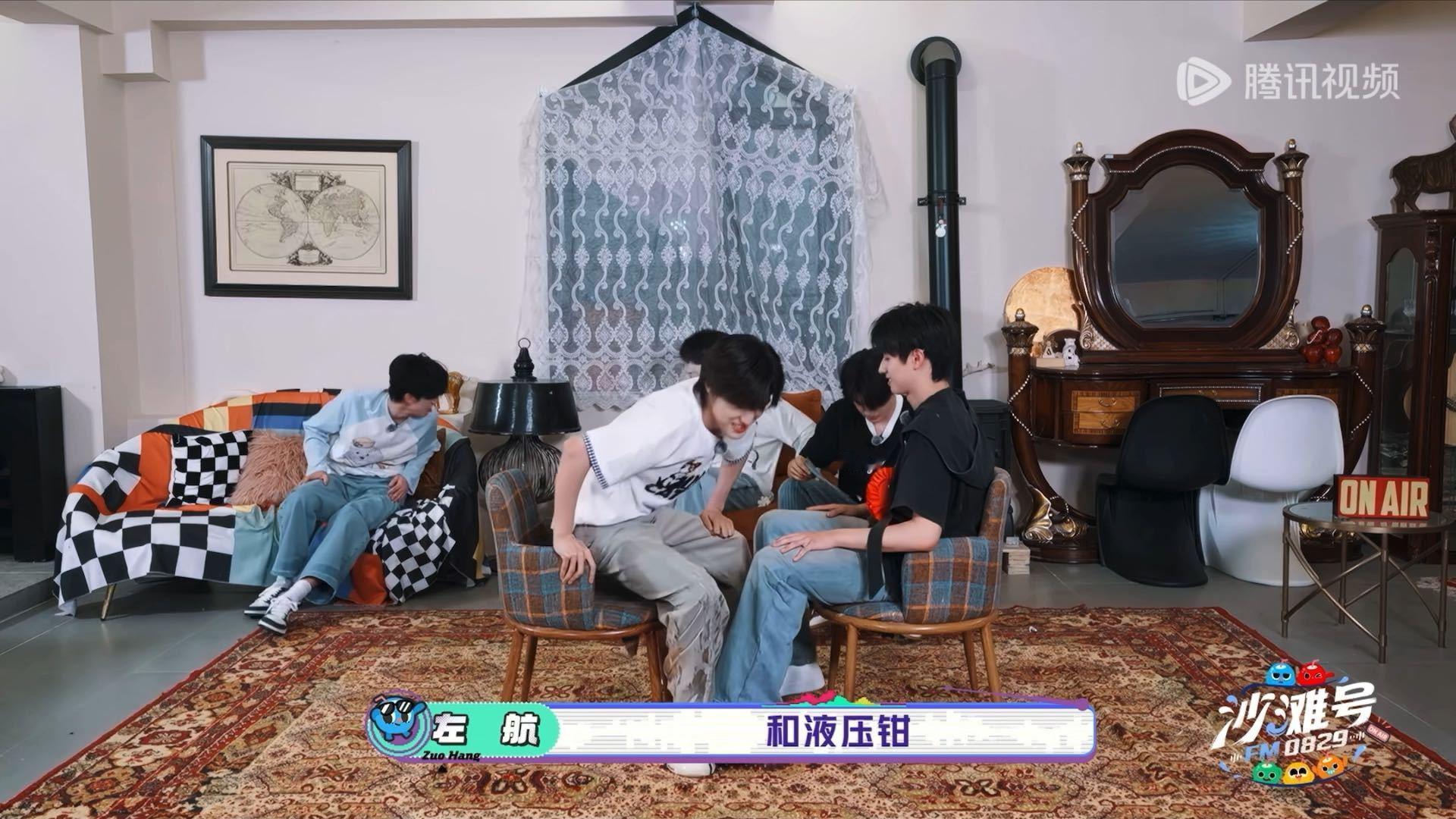 看左航评价朱志鑫张泽禹掰腿，嘴角一直掉！"千斤顶和液压钳"，这形容太有画面感了。