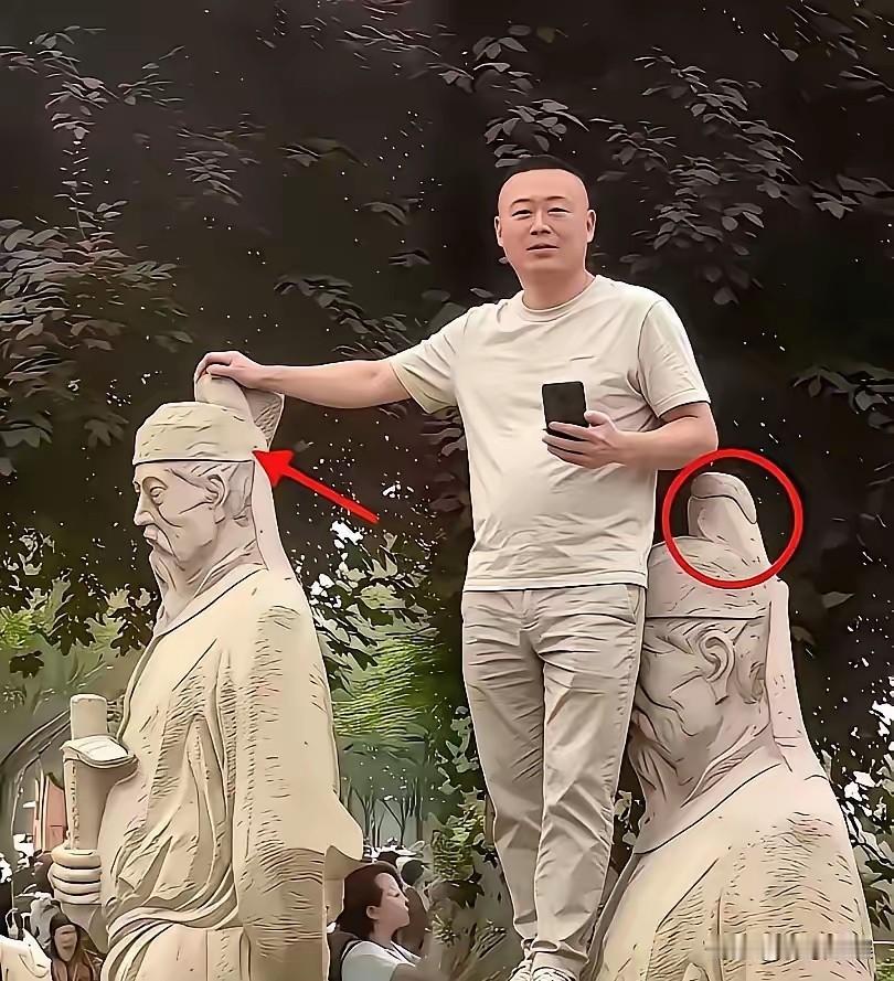 不以为耻，反以为荣！
小伙子长相体面，穿着也得体，站得很高，位置却选错了。
在西