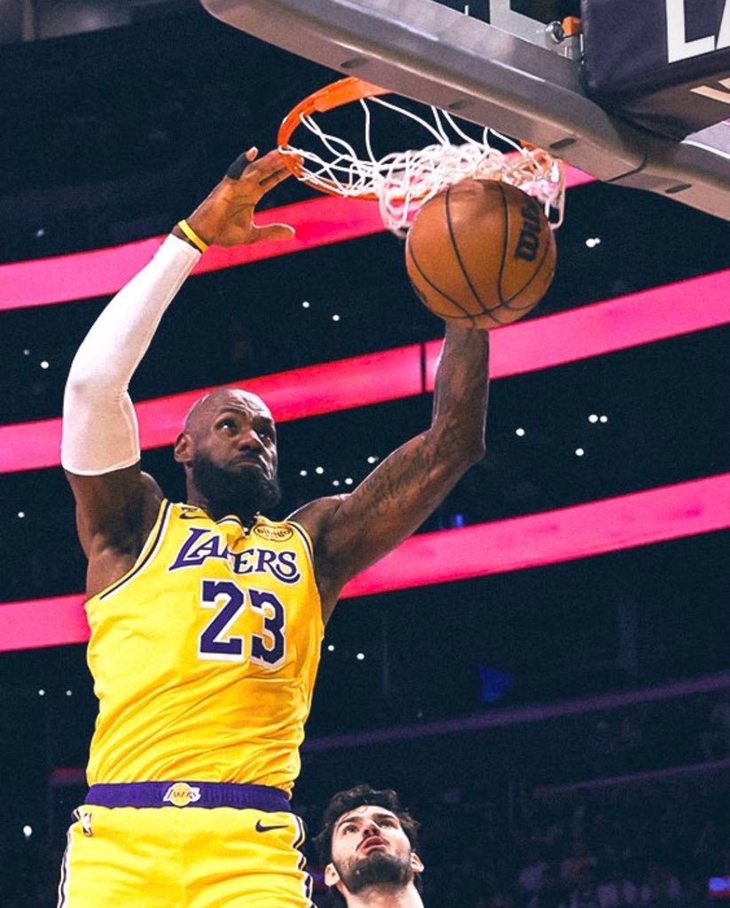 战胜奇才后，詹姆斯生涯胜场数（1128）追平贾巴尔，并列历史第一。明天对阵骑士，