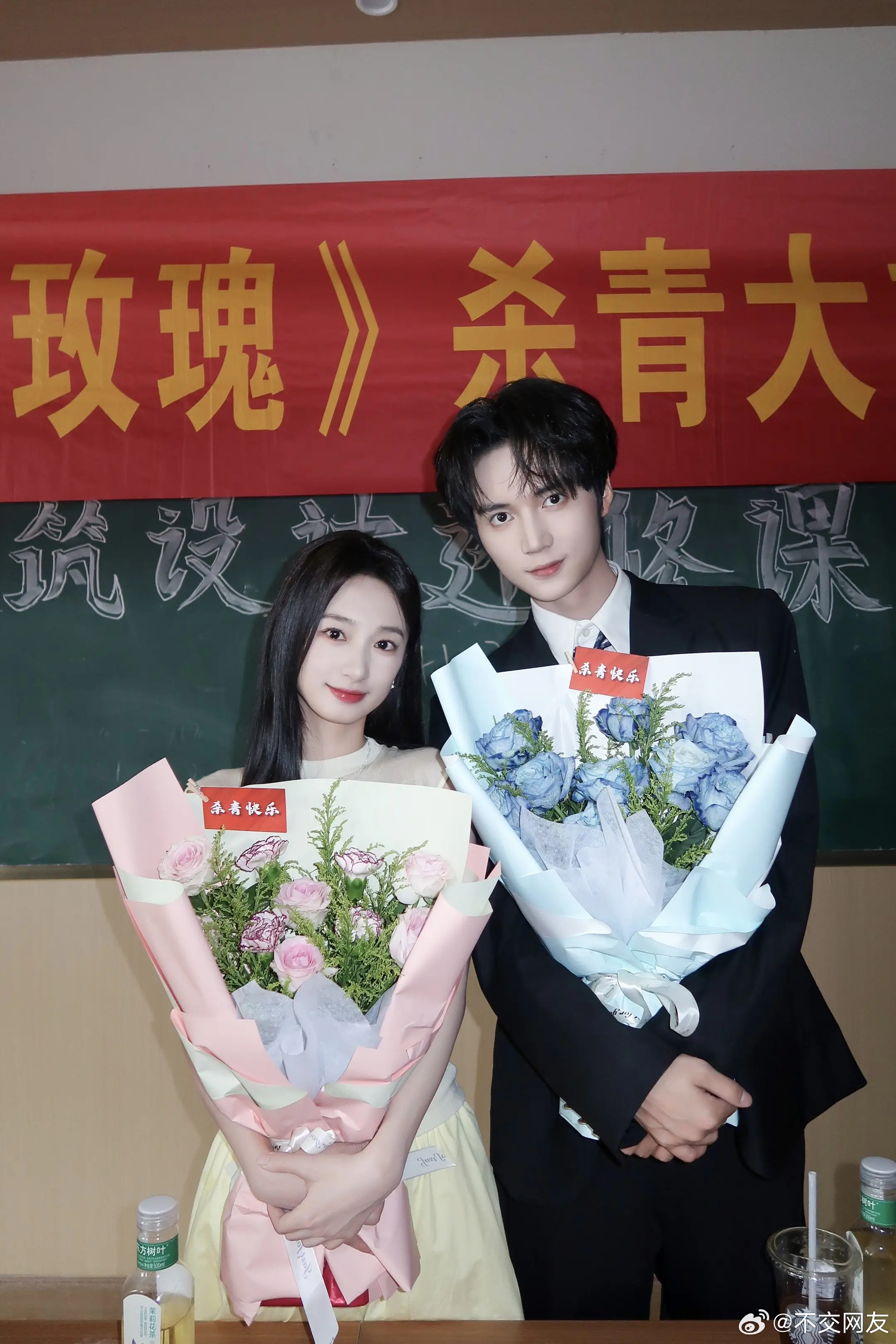 谭盐盐 王培延《小狗嗅蔷薇》杀青照 ​​​
