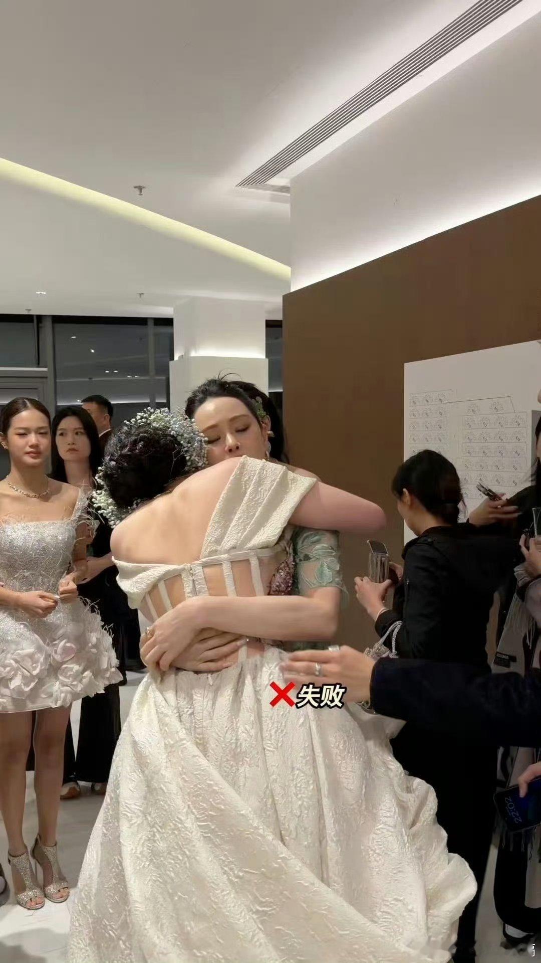 刘亦菲伊能静恩利后台拥抱原来恩利才是内娱社交悍匪啊恩利经过失败再失败，最终也是和