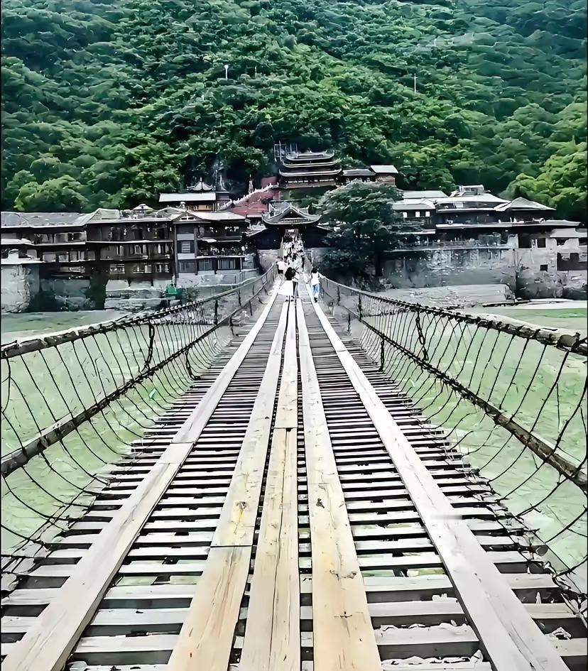 [月亮]近日！一名女子和老公到四川甘孜旅游时来到了泸定桥上，女子站在桥边突然嚎啕