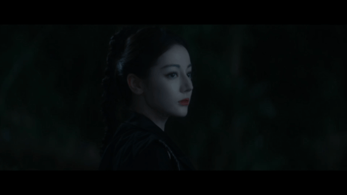 迪丽热巴饰演的聂九罗打戏出招迅猛又干脆，行云流水般的动作看得人超爽，再配上点睛的