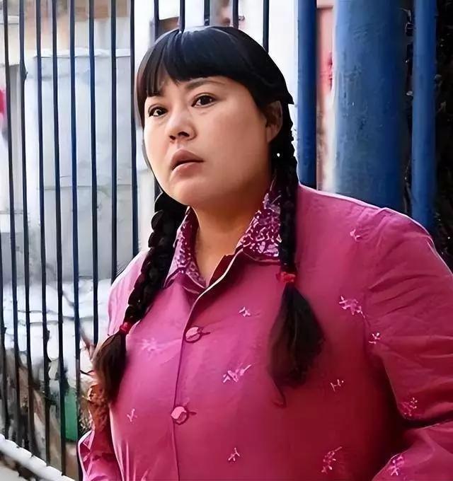 演员李菁菁三婚三离，诈骗网友，又患癌症。《金婚》里的“庄嫂”李菁菁，如今落得个凄