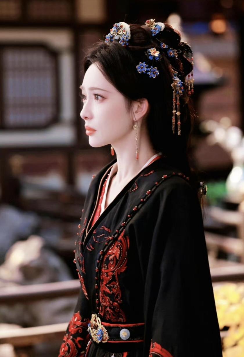孟子义新剧《百花杀》开播前夕，杨紫、白鹿、王鹤棣等数十位明星及品牌方集体为她“云