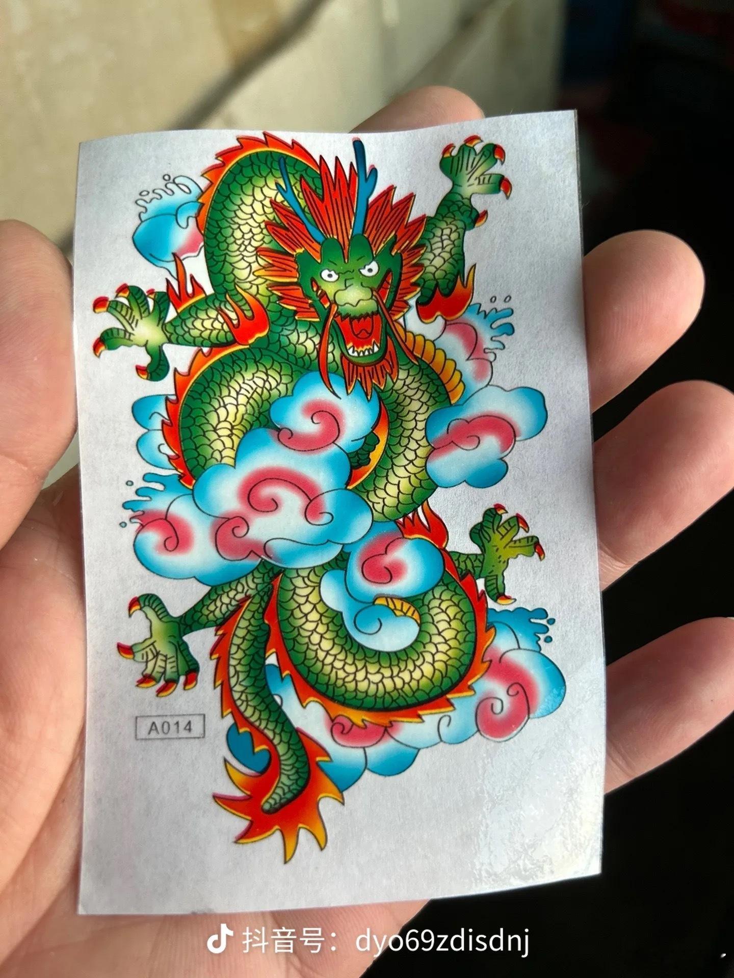 想起来小时候特别尴尬的一件事。沃们这小卖部，在夏天卖起了纹身贴，五毛钱一袋，有蛇
