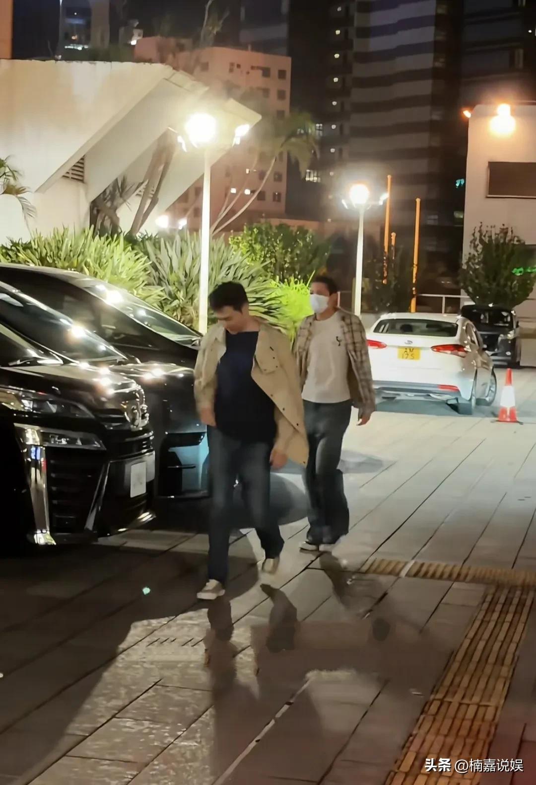 张智霖现身红馆看魔术表演，儿子魔童罕见现身陪同。
黄棕色风衣配牛仔裤，个子高挑、