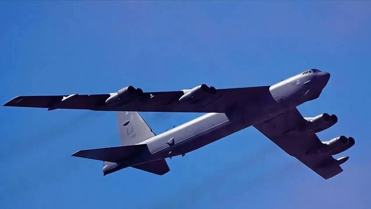 突发消息：美国空军于当地时间周一通报，一架B-52轰炸机在加利福尼亚州爱德华兹空