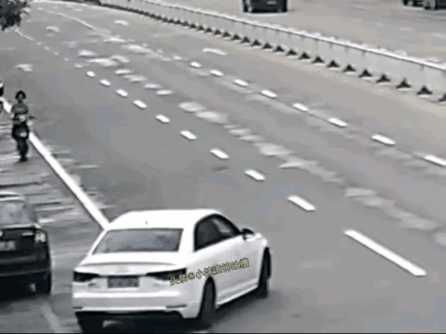 有意的，摩托车车前明显点刹，不以撞人为目的