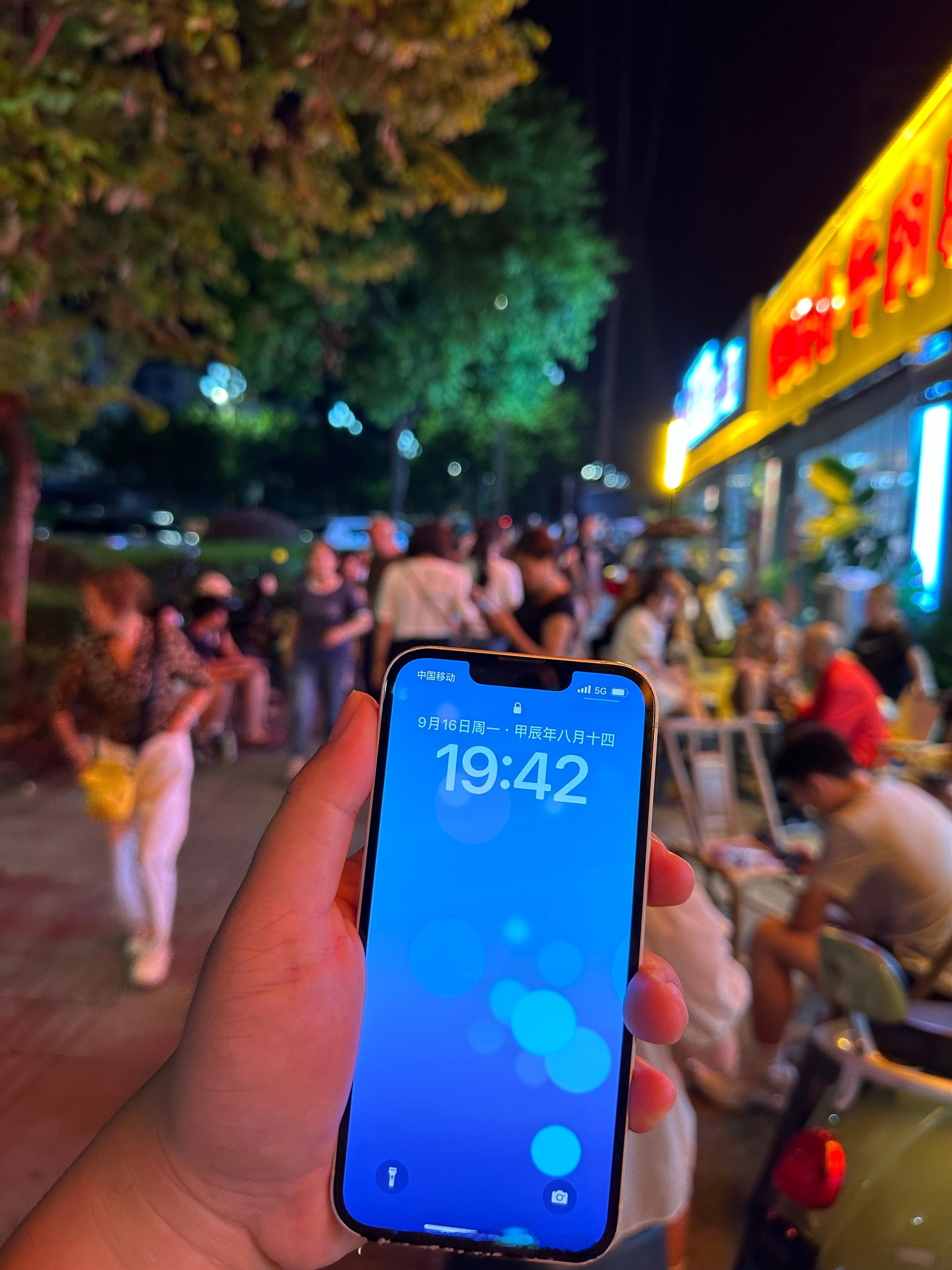 原来这才是绵竹最火的串串香，發签签老串串，都快8点了门口排队的人还这么多，店内也