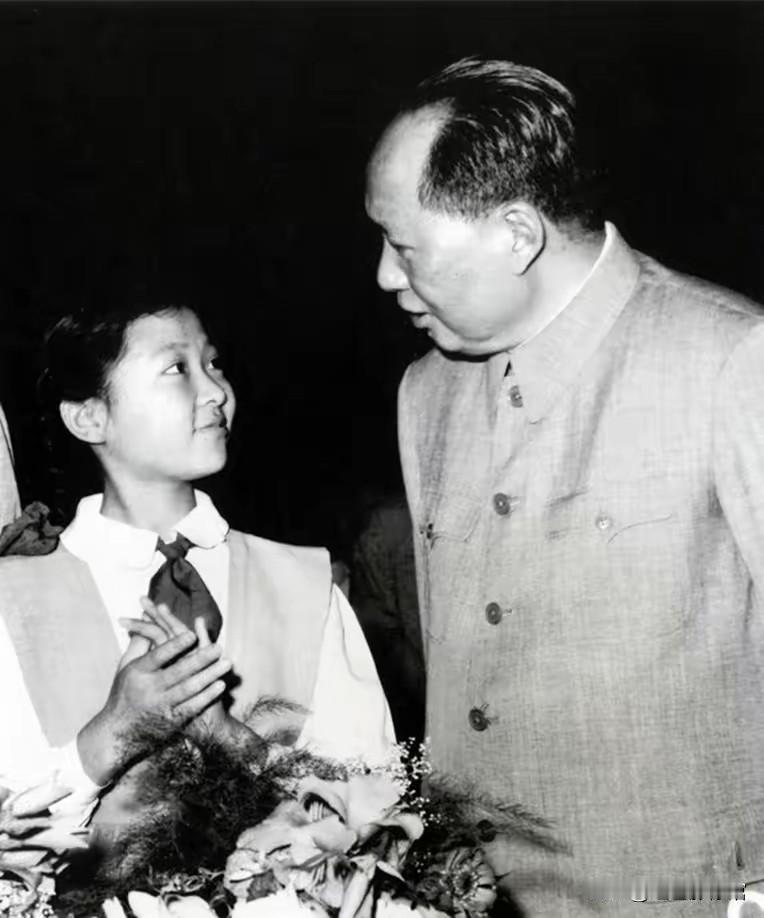 时间:1961年6月30日
地点:北京人民大会堂
 人物:毛泽东、少先队员欧阳元